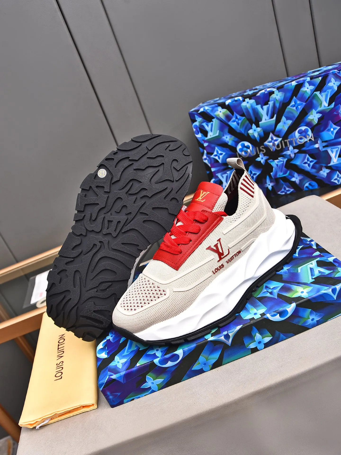 Men's shoes 💰500 LV high-end hot model 👍 Counter 1 design. The face is made of high-elastic fly knit + cowhide + imported glue! TPU outsole is easy to put on, light, comfortable and elastic, trendy and fashionable! ! ! 💪Multiple colors to choose from! Code number: 38-44 (45 46 customized)